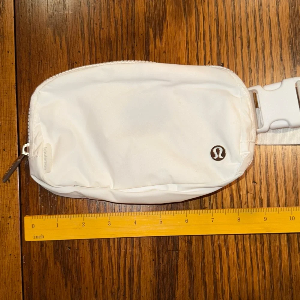 NWOT SOLD OUT ONLINE Lululemon Athletica White Everywhere Belt Bag - Picture 3 of 5